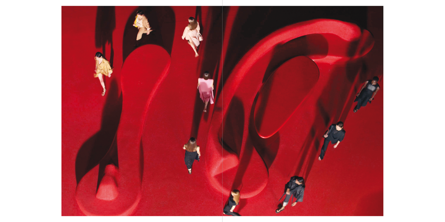 Buchseite aus Akris. A Century in Fashion