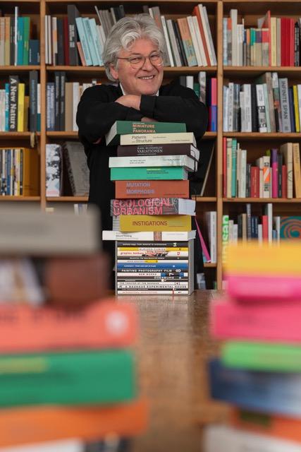 Lars Müller Bücherstapel Hoch